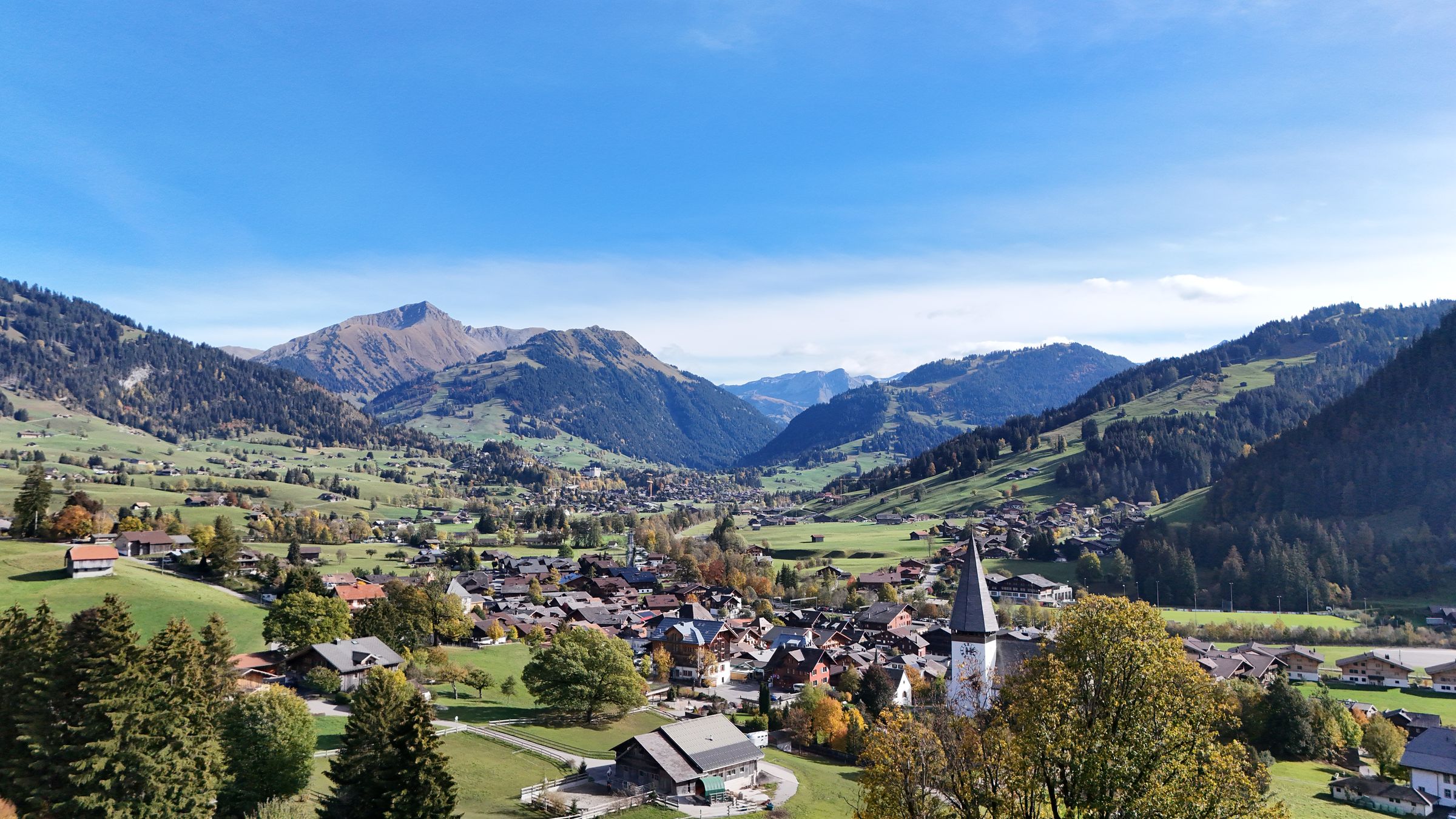 Blick über Saanen im Herbst