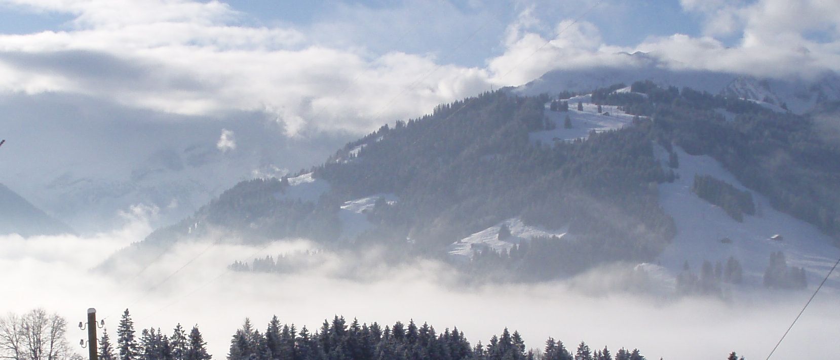 Winterlandschaft mit Nebelmeer bei Gstaad